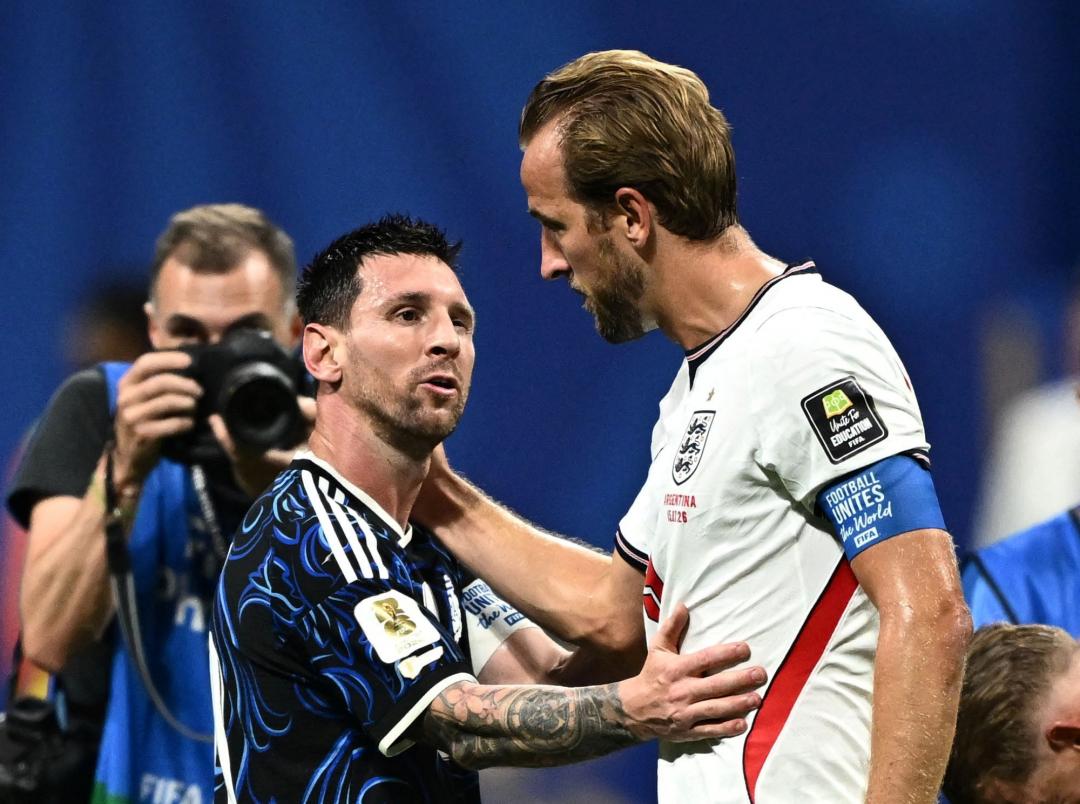 阿根廷隊長Messi（左）賽後與英格蘭隊長Harry Kane（右）相互致意。（路透）