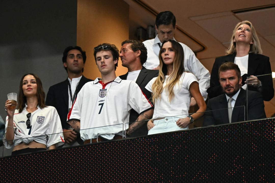 Cruz身穿英格蘭經典7號球衣觀戰，被認為向父親David Beckham的國家隊傳奇背號致敬。（美聯社）