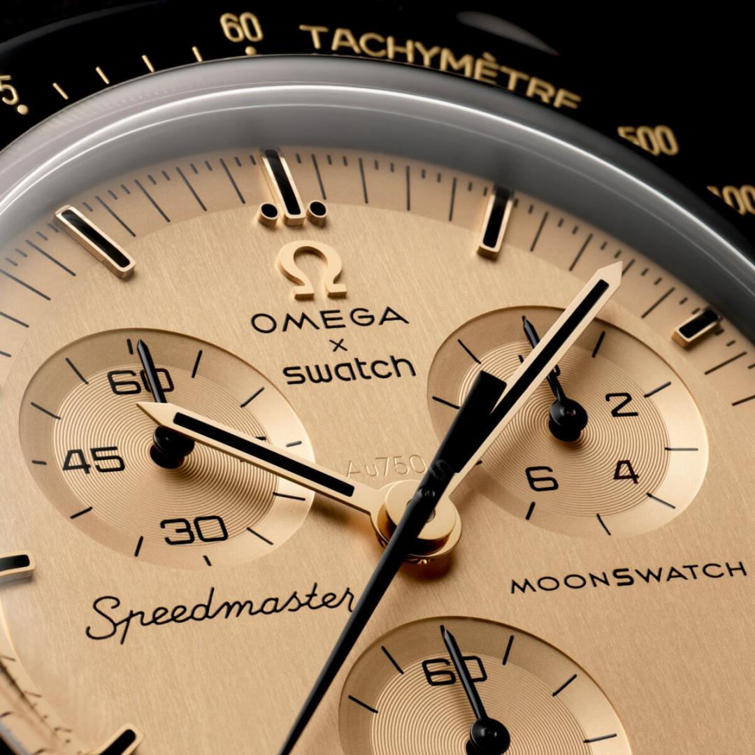 錶盤點綴Speedmaster及 MoonSwatch復古商標。