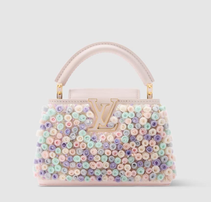 Capucines Wild Roses以薄紗花卉與亮片刺繡點綴包身，細膩工藝展現優雅浪漫風格。Capucines Mini手袋，333,000元。