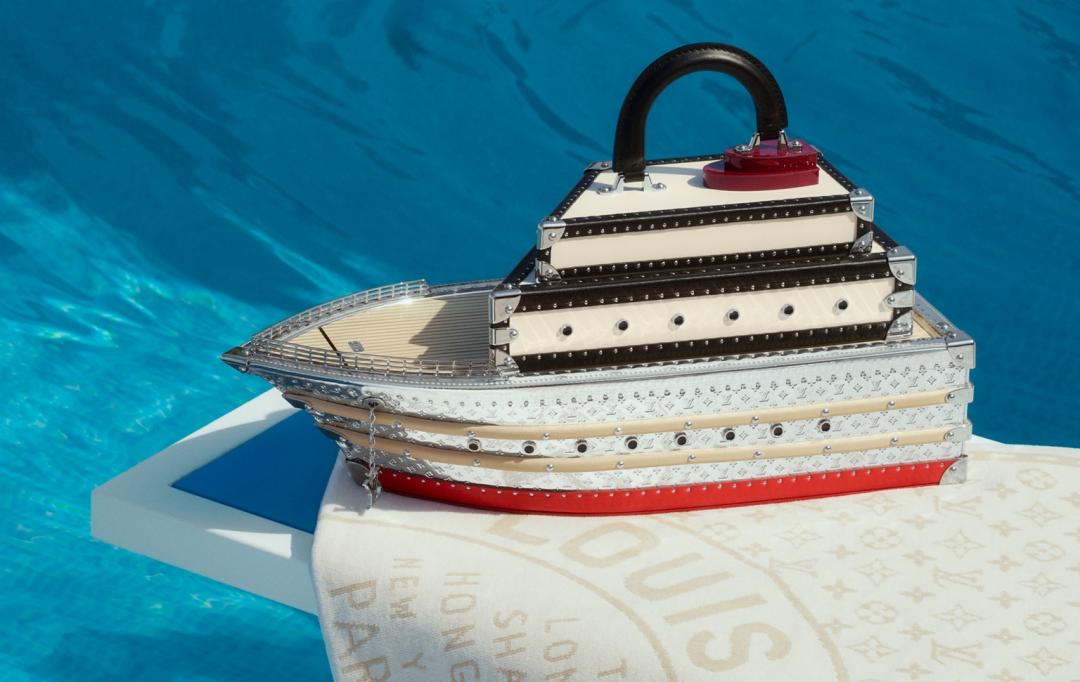 Louis Boat Trunk微型硬箱以「The Louis」船形建築為設計發想，兼具收藏價值與品牌旅行精神，價格店洽。