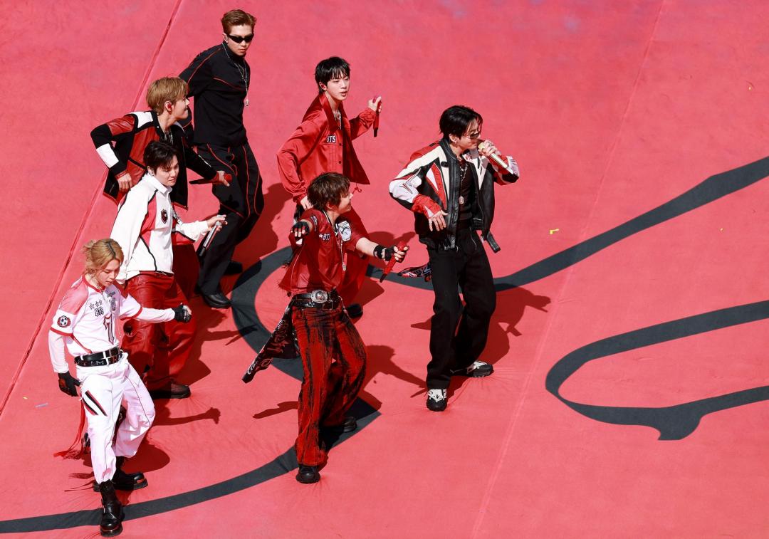BTS以球衣、皮革外套、工裝剪裁及賽車風元素打造團體造型，在世界盃決賽中場秀展現充滿速度感的舞台魅力。（美聯社）