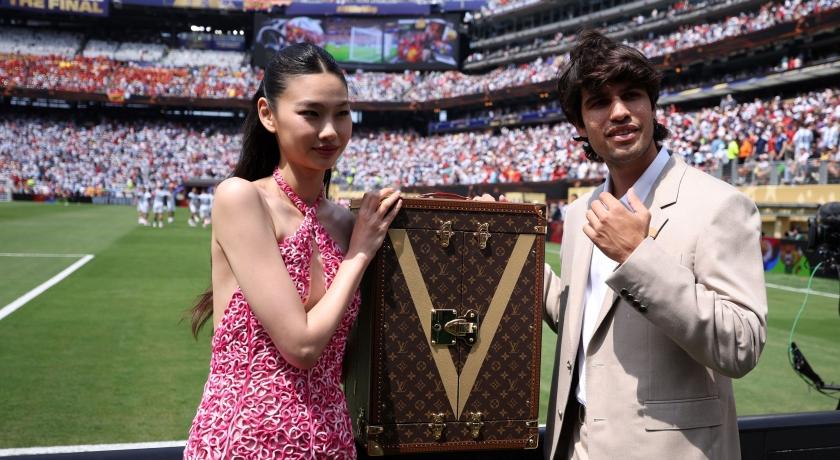 世界盃最時髦一幕!鄭好娟代表LV迎大力神盃「粉紅禮服」驚豔全場 世界盃最時髦一幕!鄭好娟代表LV迎大力神盃「粉紅禮服」驚豔全場
