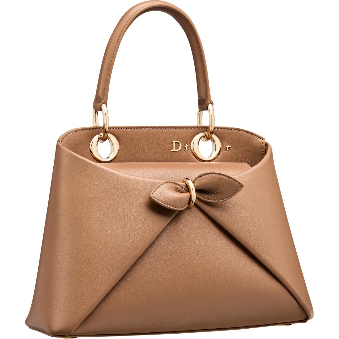 Dior Cigale 駝色小牛皮小型提包，150,000元。（Dior提供）