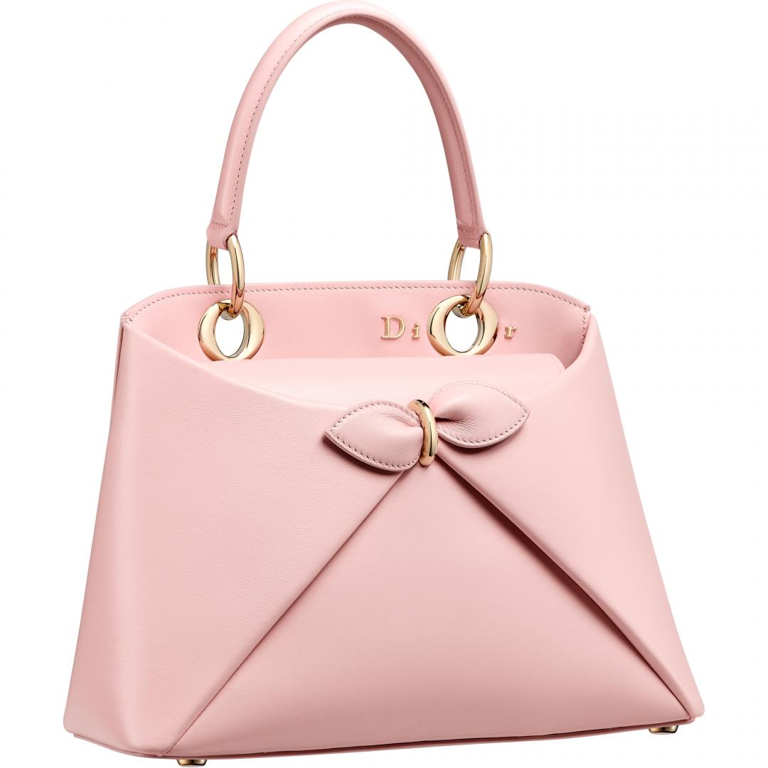 Dior Cigale 玫瑰粉小牛皮小型提包，150,000元。（Dior提供）