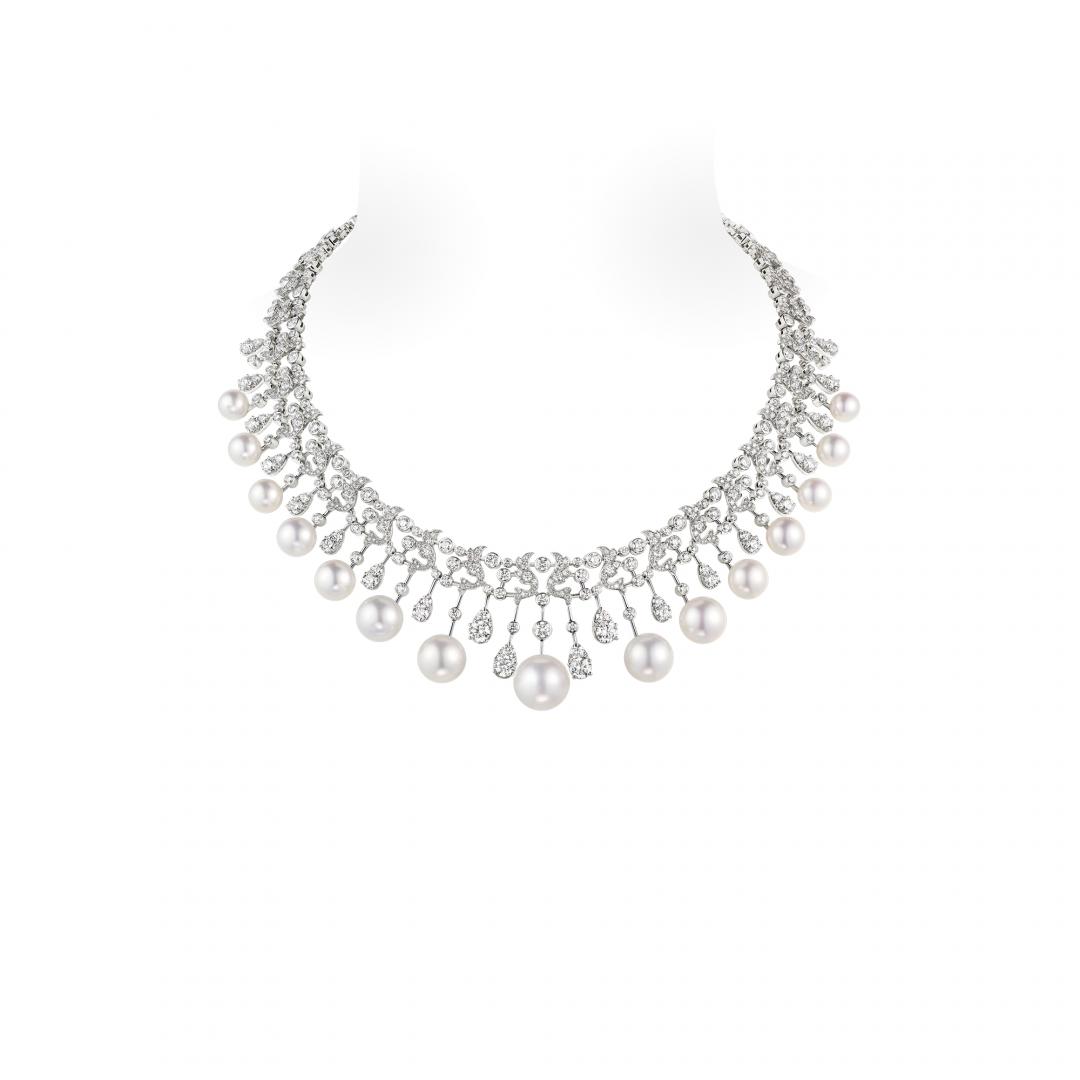 Joséphine Soir de Fête 18K白金項鍊，以15顆南洋養殖珍珠搭配明亮式切割鑽石，重新演繹Joséphine系列經典設計語彙。（Chaumet提供）