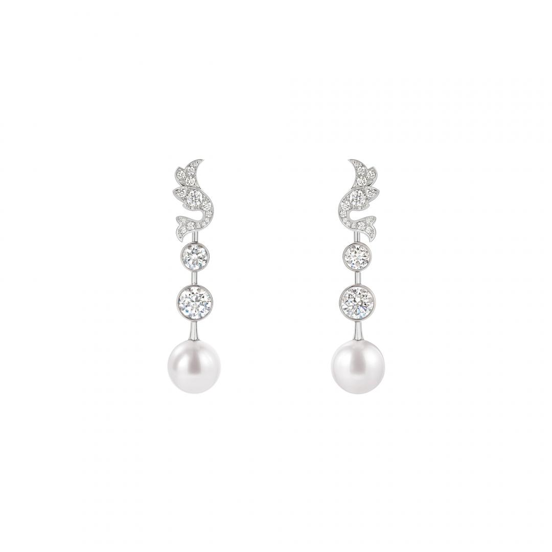 Joséphine Soir de Fête 18K白金耳環，以垂墜珍珠結合鑽石鑲嵌，展現輕盈靈動的佩戴效果。（Chaumet提供）