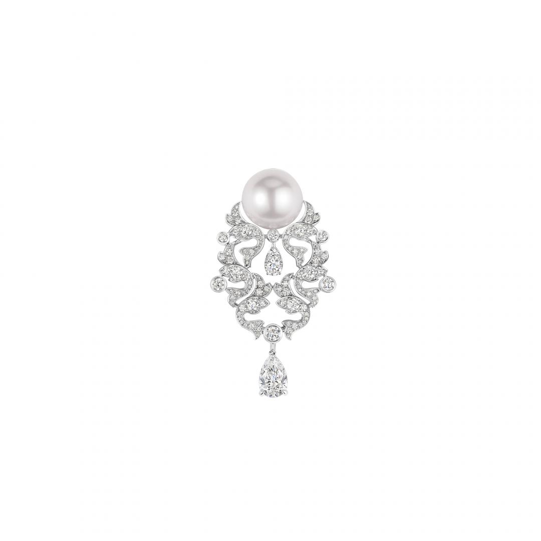 Joséphine Soir de Fête 18K白金胸針，融合珍珠、梨形切割鑽石與花卉線條，向品牌百年珠寶工藝致敬。（Chaumet提供）