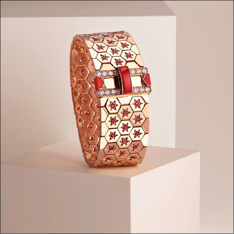 Van Cleef & Arpels Signature高級珠寶系列Ludo手鐲，18K玫瑰金鑲嵌珊瑚、紅寶石、鑽石，2,930,000元。