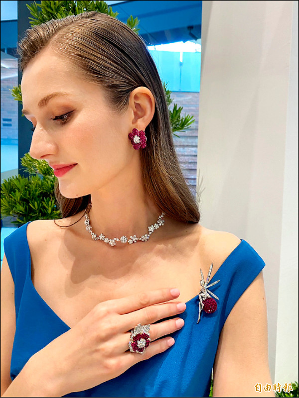 Van Cleef & Arpels Signature高級珠寶系列Gloxinia戒指，透過璀璨紅寶石與鑽石演繹花朵盛放之美，21,100,000元。Caresse d’Éole fairy胸針則是將輕柔且變幻莫測的風化為創作靈感，以一位乘著雙翼、翩然遨遊風中的仙子為象徵，賦予靈動生命力，14,500,000元。（記者林欣若攝）