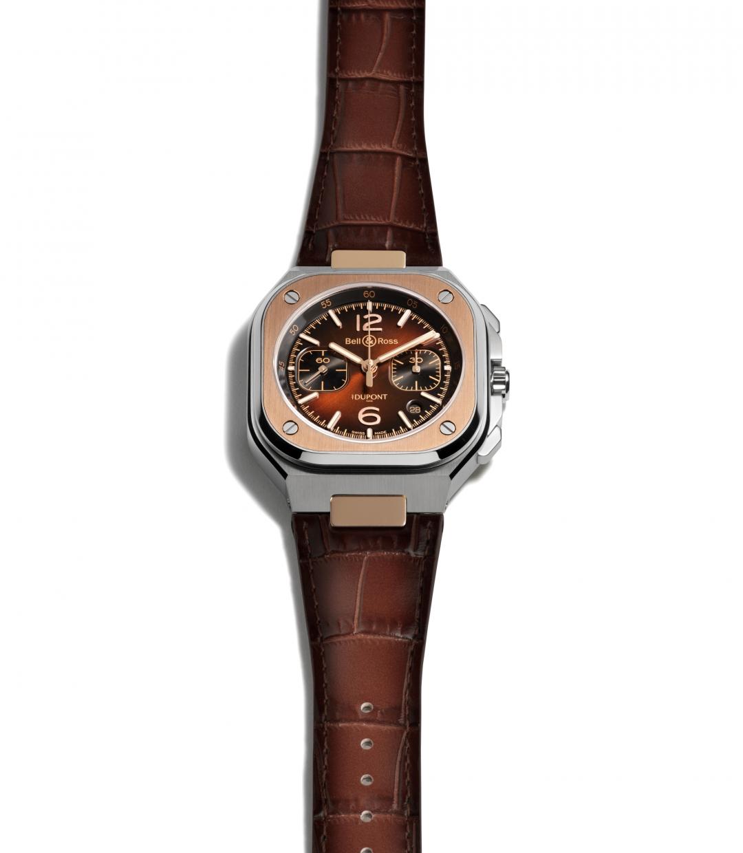 Bell & Ross BR-05 Chrono S.T. Dupont計時腕錶，42毫米精鋼錶殼搭配棕色鱷魚紋皮革錶帶，限量150只，484,000元。（Bell & Ross提供）