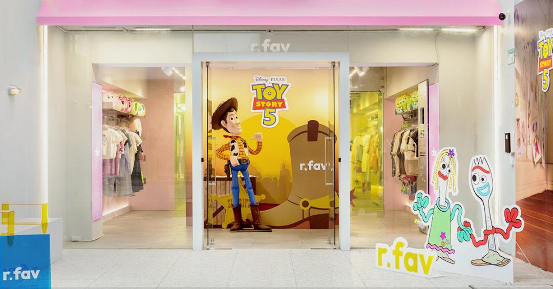 r.fav中山南西店設置巨型胡迪公仔，以沉浸式氛圍鎖定玩具總動員忠實粉絲。