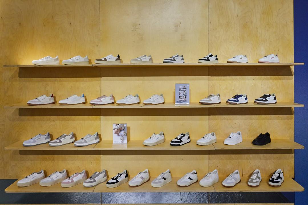 快閃店中以木質鞋牆陳列ept多款經典設計。