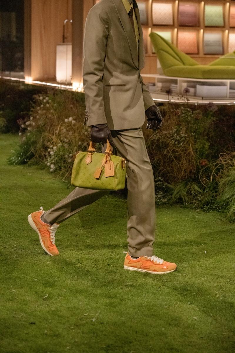 Louis Vuitton於2026秋冬男裝秀首度發表LV Drop 300 Sneaker，Pharrell Williams以復古跑鞋為靈感打造全新鞋款，成為伸展台焦點。（Louis Vuitton提供）