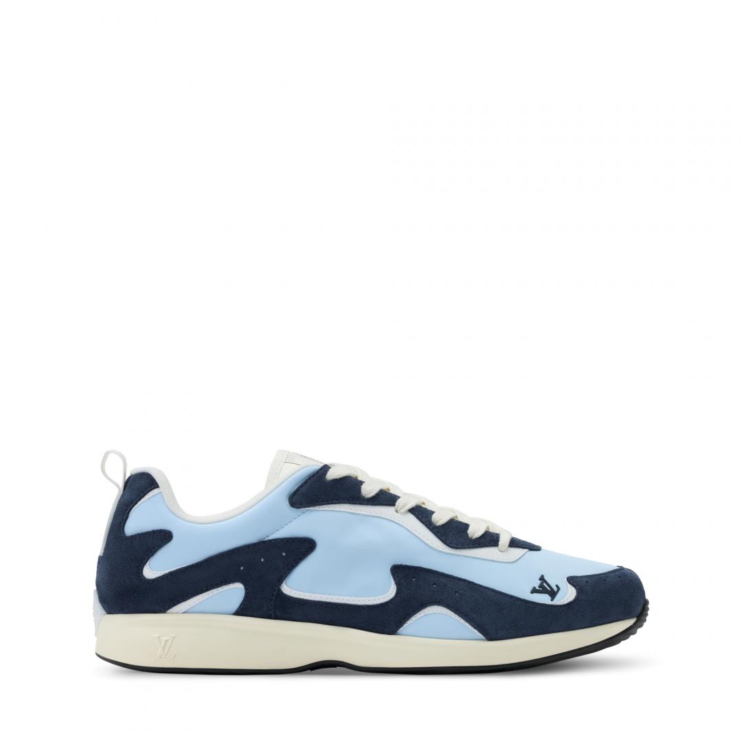 LV Drop 300 Sneaker淺藍色款，透過藍白撞色與麂皮拼接，呈現清爽俐落的運動風格。（Louis Vuitton提供）