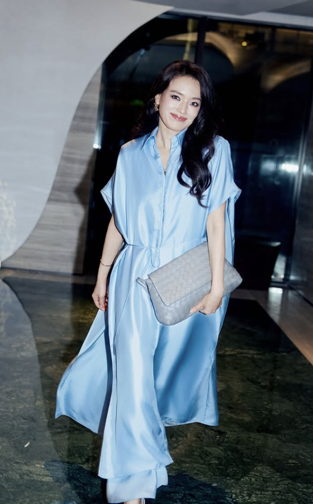舒淇以一身Bottega Veneta 造型亮相。