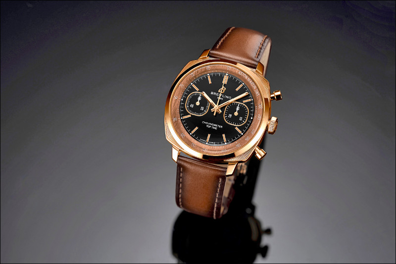 Breitling Top Time B01 Chronograph 41 Tribute Aston Martin DB5 18K紅金計時腕錶,黑瑪瑙錶盤搭配木質紋理內圈,全球限量250只,每只1,311,000元。