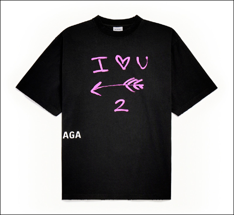 七夕限定「I♥U」手寫塗鴉T-Shirt，粉色字樣與羽箭圖案傳遞雙向奔赴的戀愛寓意，各25,700元。