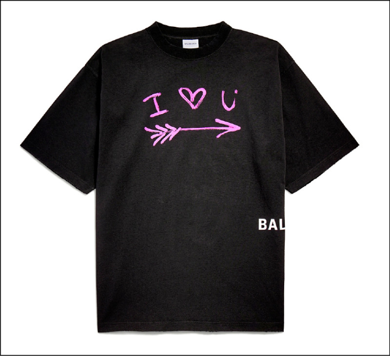 七夕限定「I♥U」手寫塗鴉T-Shirt，粉色字樣與羽箭圖案傳遞雙向奔赴的戀愛寓意，各25,700元。