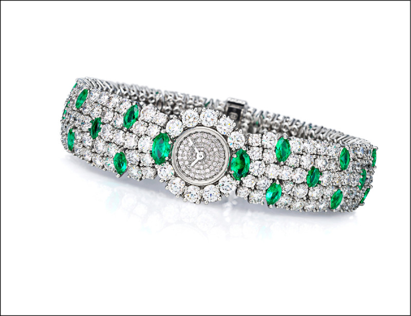 海瑞溫斯頓「Talk to Me, Harry Winston」頂級珠寶腕錶祖母綠款，馬眼形切割增添優雅氣質。