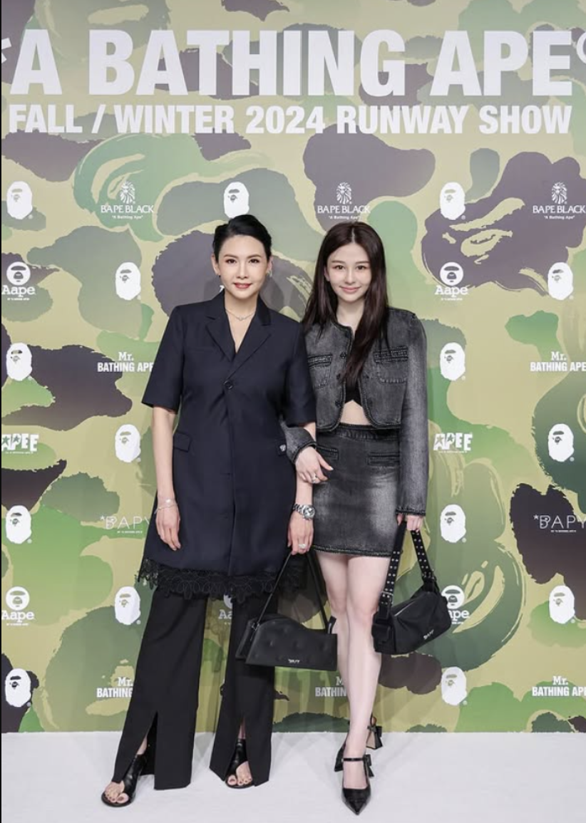邱淑貞(左)和沈月(右)一同出席自家服裝品牌活動。
