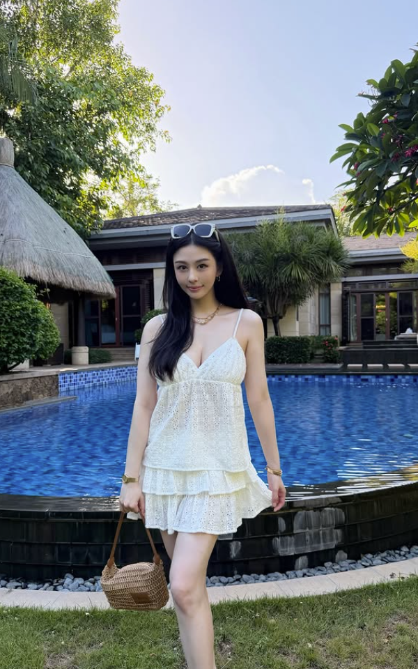 邱淑貞掌鏡為沈月拍美照。