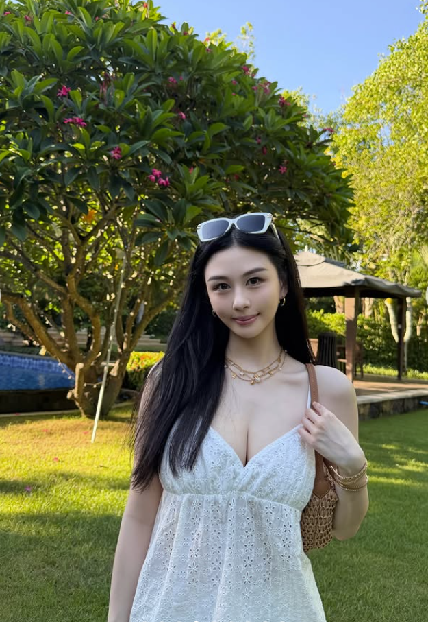 沈月大秀火辣身材。