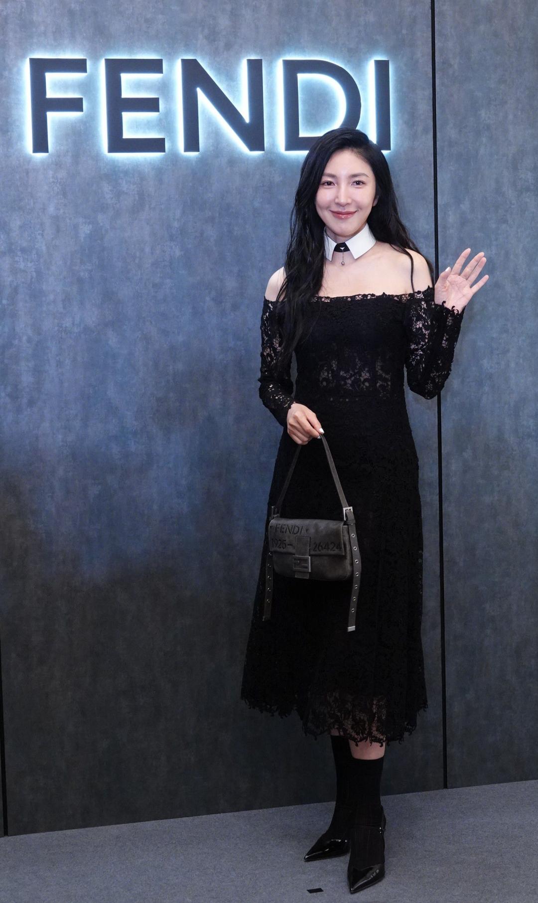 楊謹華以平口蕾絲洋裝搭配白色領片，流露俏皮魅力。（圖／記者潘少棠攝）