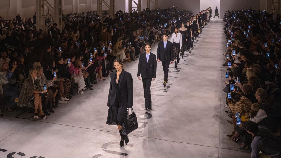 FENDI 2026秋冬系列以「Less I, More Us（捨我之見，成眾之美）」為主軸，致敬FENDI五姐妹的合作精神。
