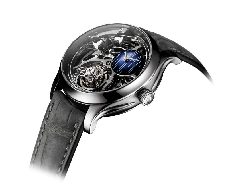 H. Moser & Cie.勇創者三問報時圓柱陀飛輪鏤空Cosmic Rain腕錶，40毫米鈦金屬錶殼搭載HMC 909手動上鍊鏤空機芯，結合三問報時、圓柱遊絲飛行陀飛輪與砂金石珍珠母貝錶盤工藝，全球限量20枚，14,220,000元。（H. Moser & Cie.提供）