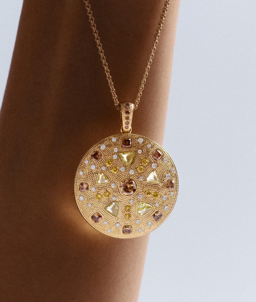 Talisman Medallion黃金鑽石圓牌鍊墜，以同心圓構圖排列天然鑽石原石、拋光鑽石與中央主鑽，展現珠寶工匠的精湛工藝。