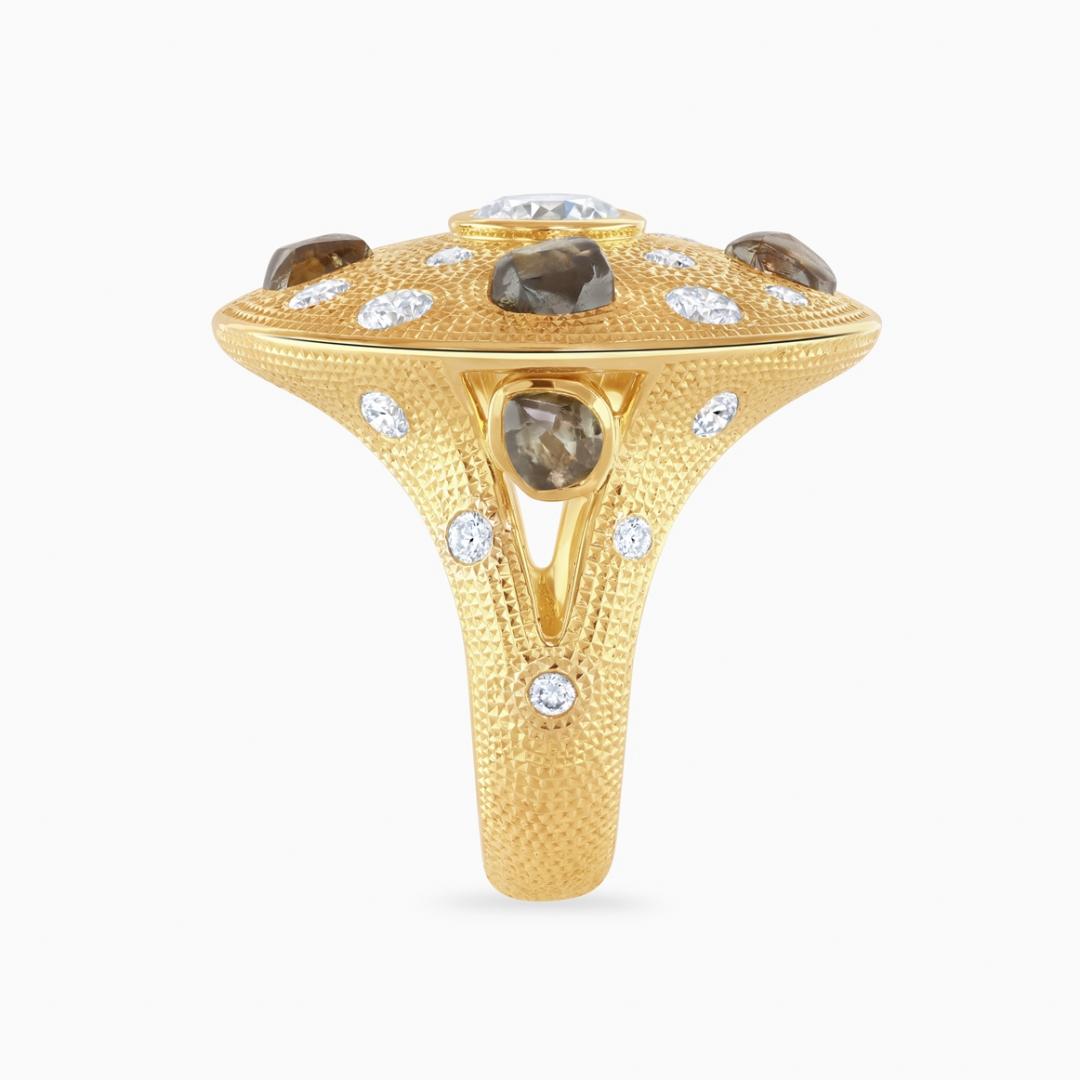 Talisman Cocktail黃金鑽石戒指，從側面更能欣賞立體輪廓與寶石高低錯落的層次設計。