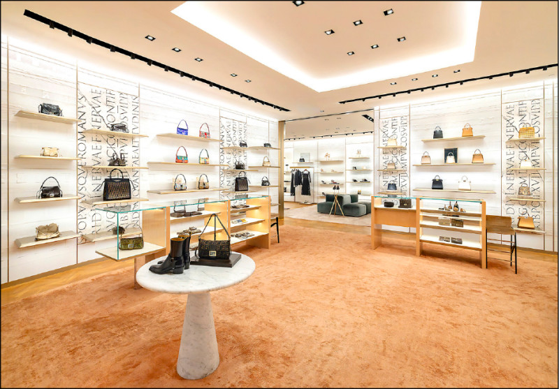 FENDI在台北101精品店舉辦2026秋冬系列上市酒會,店內同步販售多款限定商品。