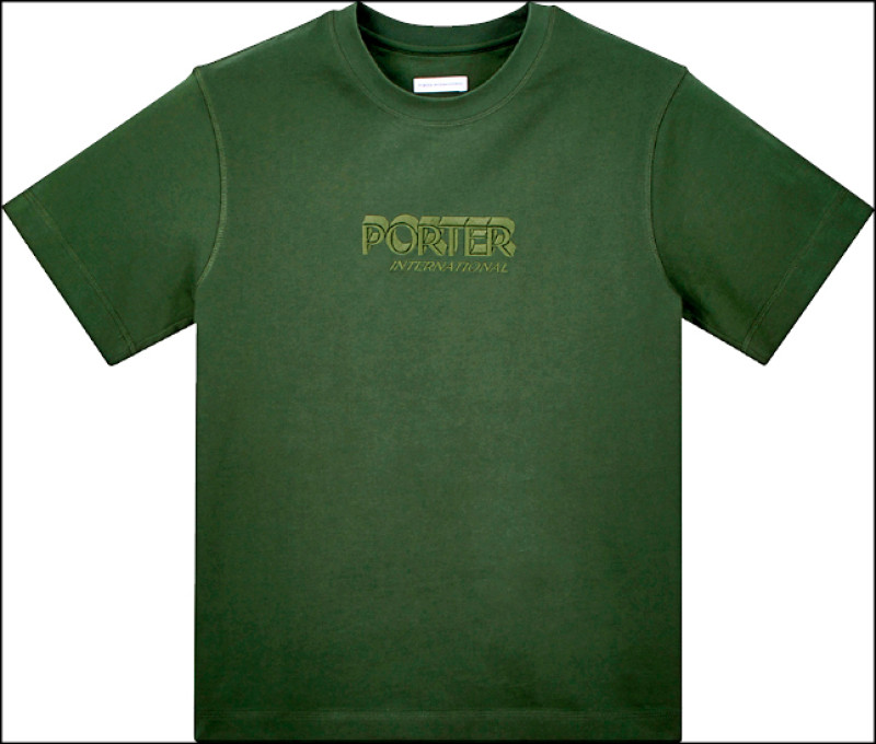 平面電繡工藝製作的Logo棉Tee，透過字體造型營造微3D效果，低調流露品牌辨識度，2,450元。
