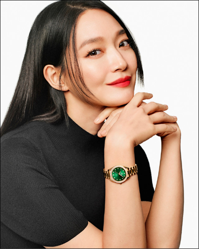 南韓女星申敏兒正式加入OMEGA全球品牌大使行列，她佩戴海馬系列30毫米腕錶拍攝全新形象照。