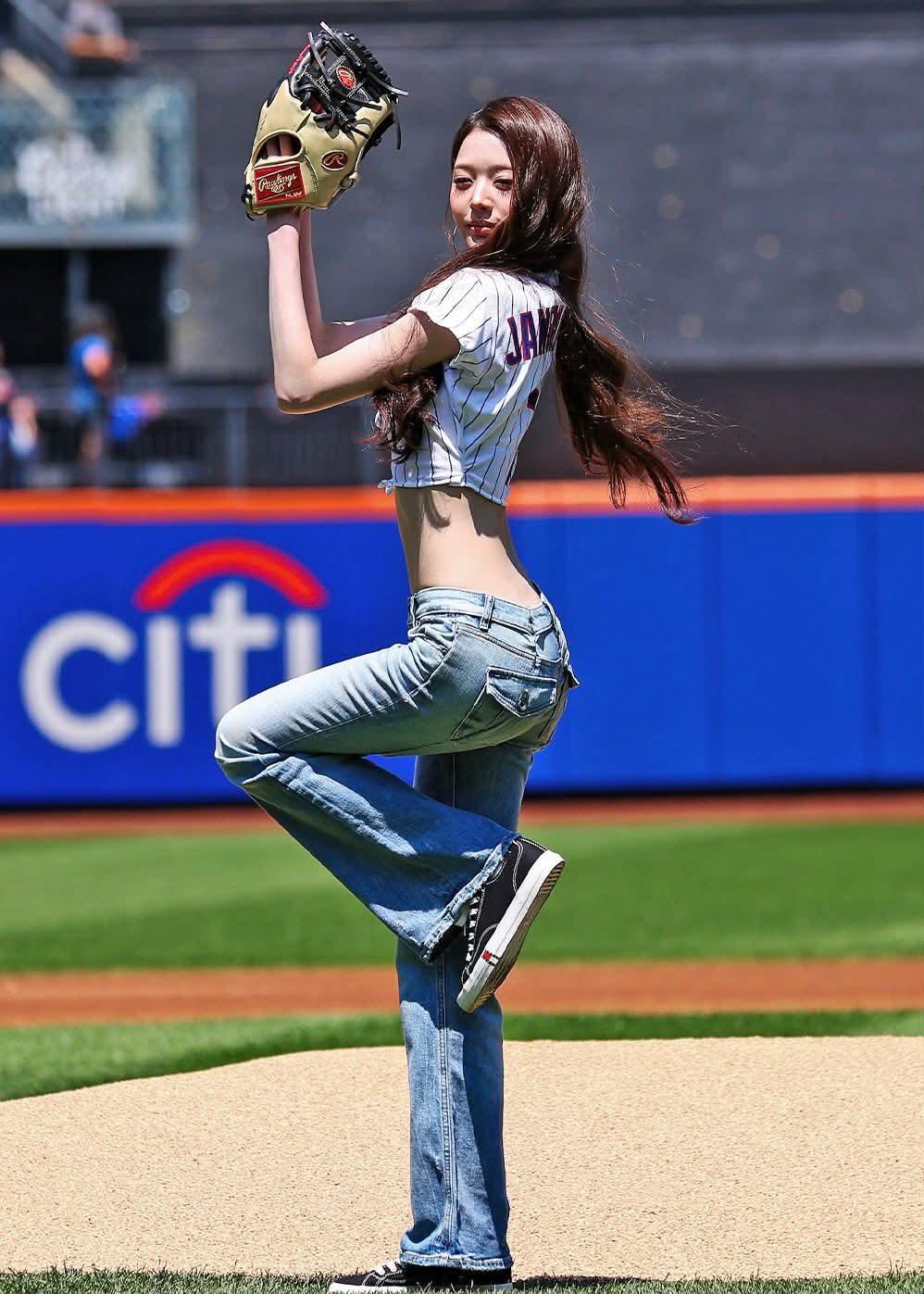 張員瑛在MLB球場展現「神級腰線」，讓不少網友開玩笑，球在哪已經不重要了。