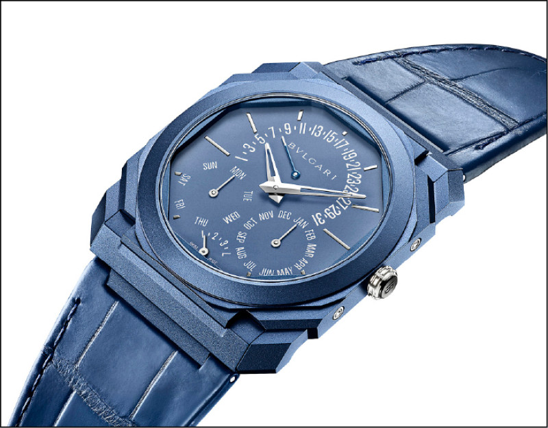 BVLGARI Octo Finissimo Perpetual Calendar超薄萬年曆藍色鈦金屬款，搭載BVL305自動上鍊機芯，藍色PVD噴砂鈦金屬錶殼，時、分、逆跳日期、星期、月份、逆跳閏年顯示，錶徑40毫米、厚度5.80毫米，防水深度30米，搭配藍色鱷魚皮錶帶，價格店洽，限量50只。