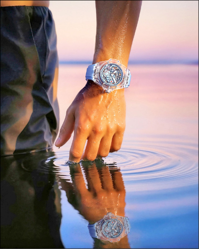 Hublot Big Bang Meca-10十日鍊天空藍寶石腕錶，以透明天空藍藍寶石水晶錶殼搭配全鏤空機芯，視覺充滿夏日風格。