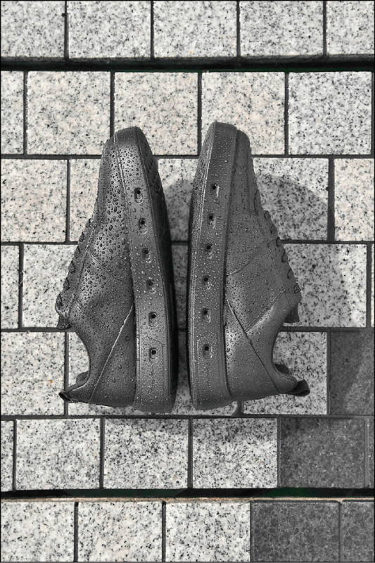ECCO STREET 720防水休閒鞋搭載GORE-TEX SURROUND防水科技，無論晴雨都適合，7,680元。