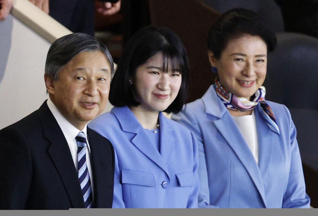 日本天皇一家三口公開亮相時，以服裝展現默契。(美聯社)