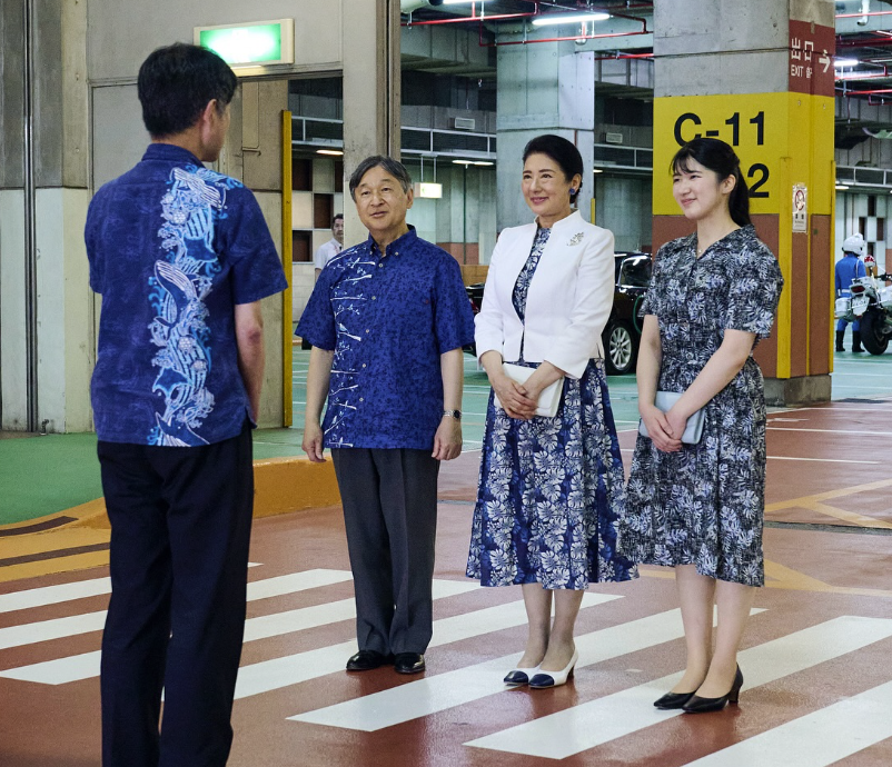 德仁天王去年訪問沖繩，雅子皇後和愛子公主都穿上沖繩花襯衫。(翻攝自IG)
