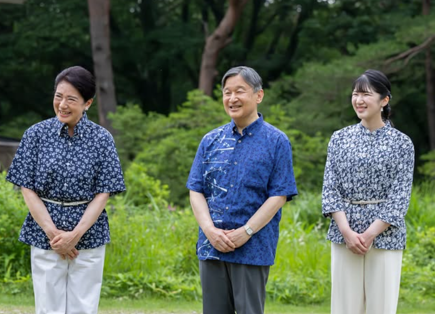 愛子公主的花襯衫是過季折扣商品。(翻攝自IG)