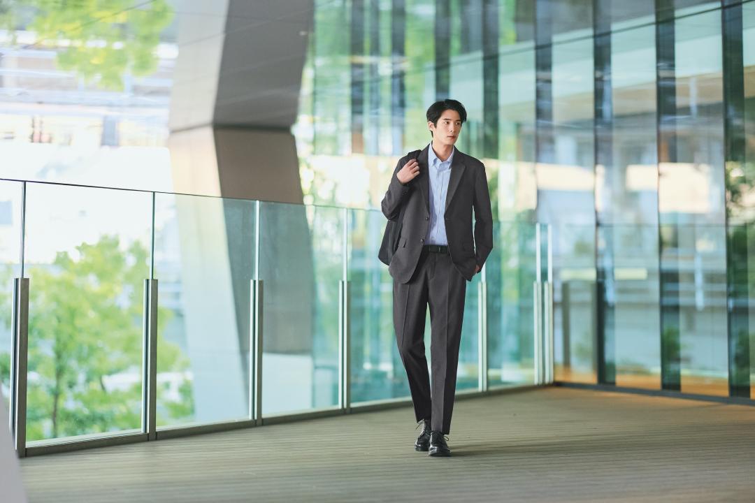 Miracle Air西裝外套，售價NT$1,990元，期間限定優惠NT$1,690元；Miracle Air西裝長褲，售價NT$1,290元，期間限定優惠NT$990元。