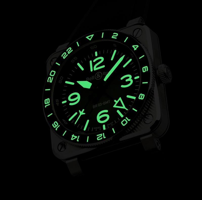 淺綠色Super-LumiNova® C3夜光刻度，與大型阿拉伯數字時標、指針相互呼應。（Bell & Ross提供）