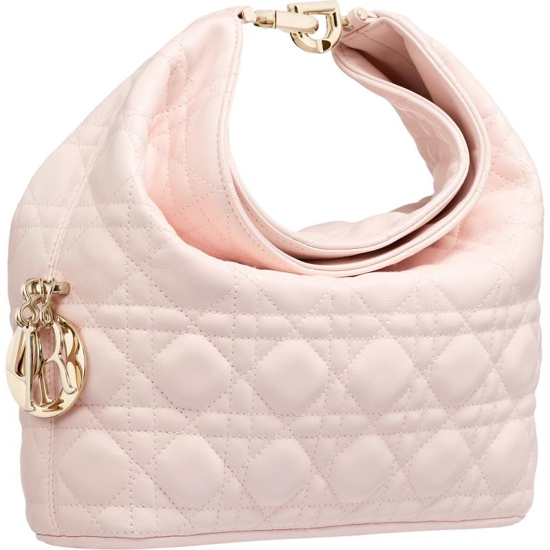 Dior Toujours Hobo 粉色 Cannage 小羊皮小型Hobo包款，120,000元。（Dior提供）