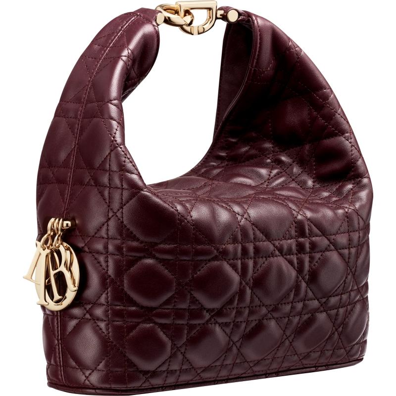 Dior Toujours Hobo 酒紅色 Cannage 小羊皮小型Hobo包款，120,000元。（Dior提供）