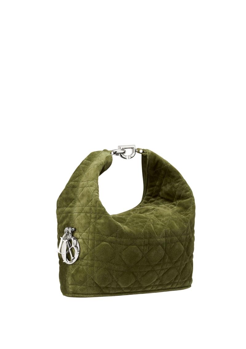 Dior Toujours Hobo 綠色 Macrocannage 麂皮小型 Hobo包款，120,000元。（Dior提供）