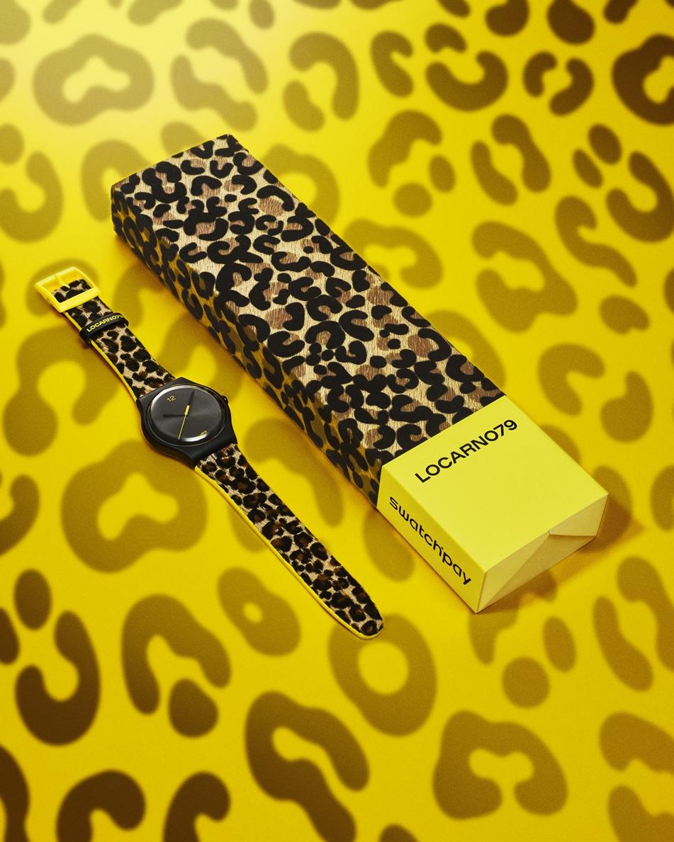 Swatch「LOCARNO79 PAY」腕錶以盧卡諾影展經典豹紋識別元素為靈感，連錶盒也採豹紋設計，完整呼應標誌性視覺。