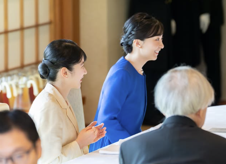 愛子公主（左）和佳子公主（右）出席茶道儀式。（翻攝自IG）