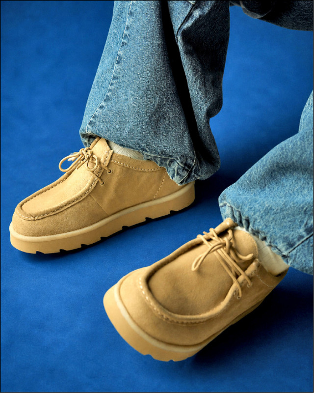 Wallabee GTX真皮防水袋鼠鞋將經典鞋型融入日常穿搭，展現歷久彌新的英倫風格，7,880元。